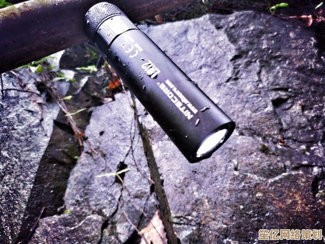 户外探险如何选对手电筒？这份照明指南守护你的夜行安全