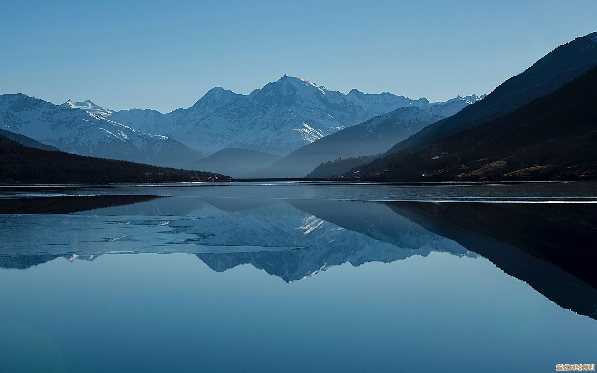 精选自然风光电脑壁纸：将壮丽山川与静谧湖海带入您的屏幕