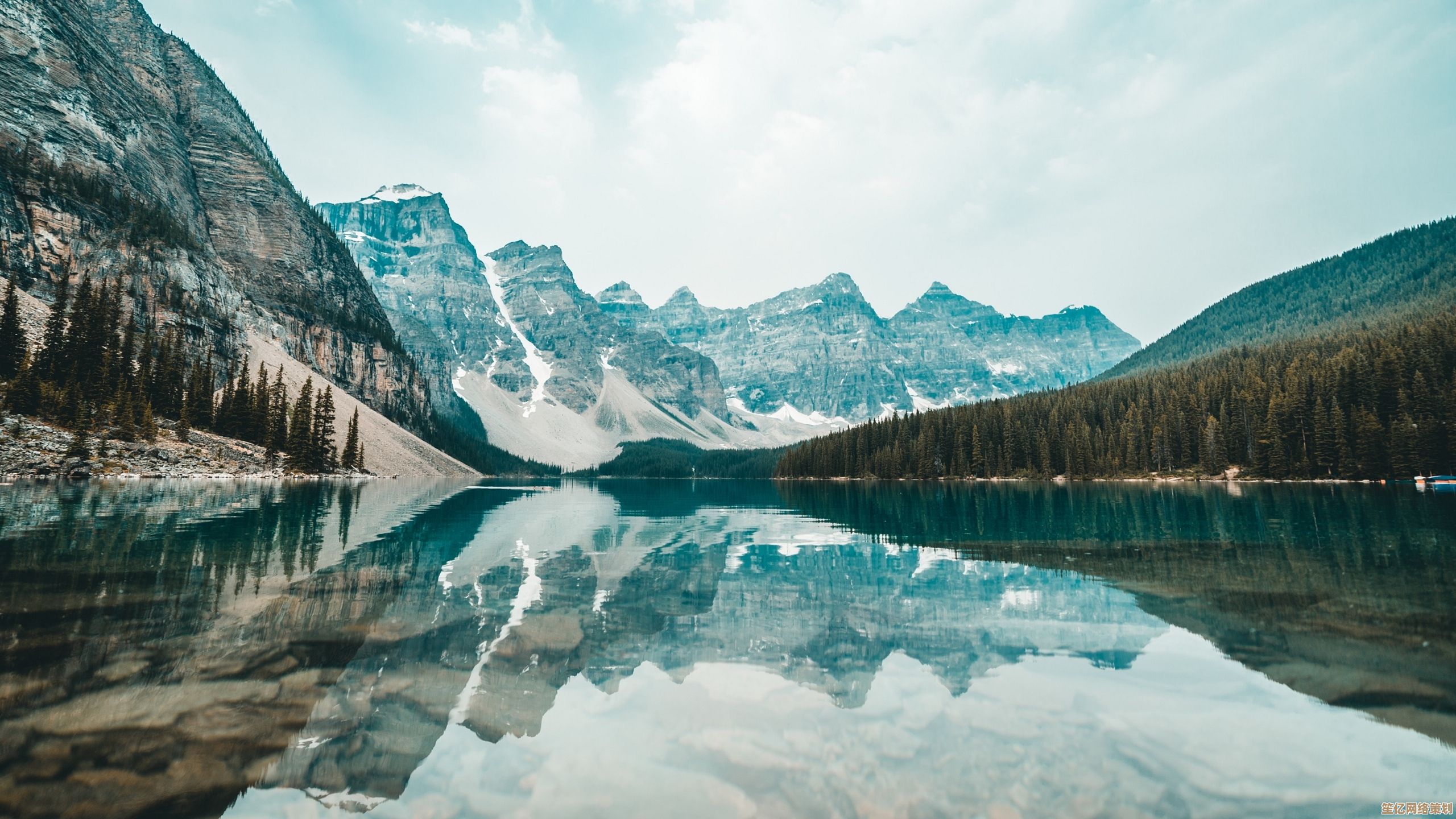 精选自然风光电脑壁纸：将壮丽山川与静谧湖海带入您的屏幕