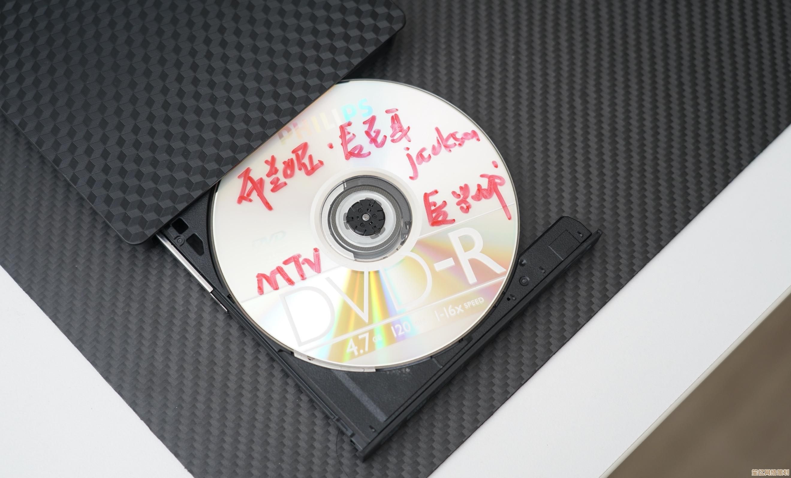 深入认识光驱：从定义到实际应用，全面掌握这一关键设备的知识