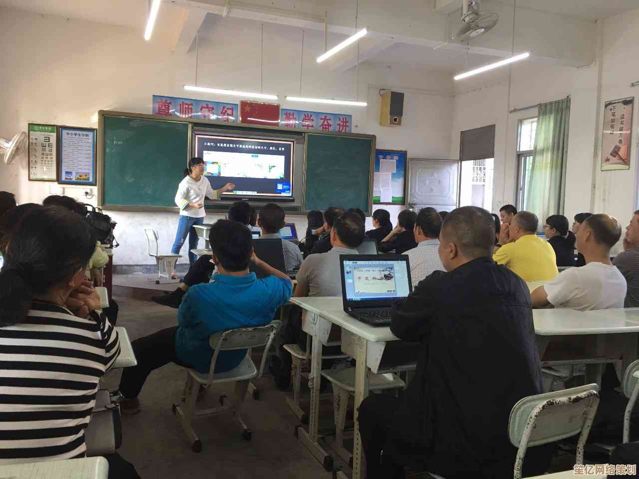 通过调整图标大小优化交互，桌面操作变得更直观、高效且人性化！