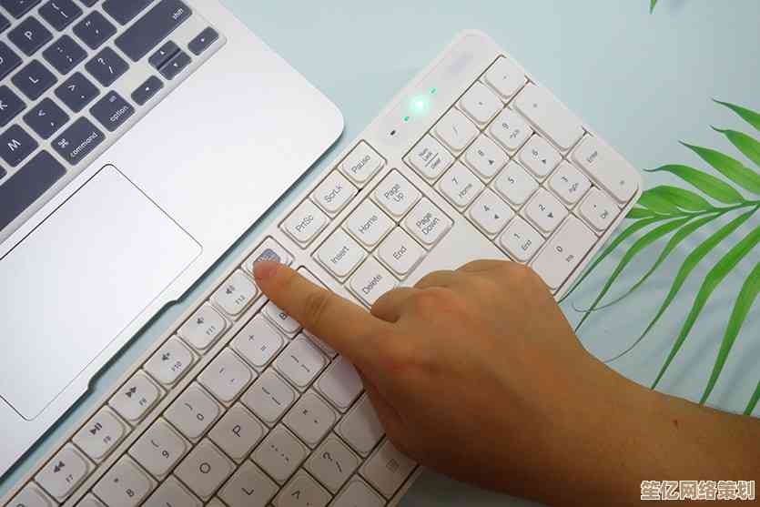 轻巧无线键盘随身带,办公效率倍增更自在 轻巧无线键盘随身带,办公效率倍增更自在