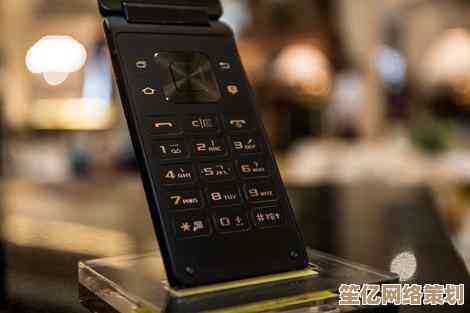 全新三星翻盖机型：融合复古设计与智能通信新体验