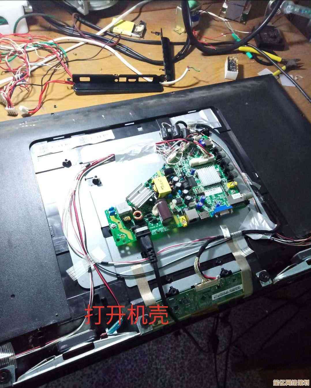 遇到电脑花屏死机别慌张，技术编辑教你一步步轻松应对