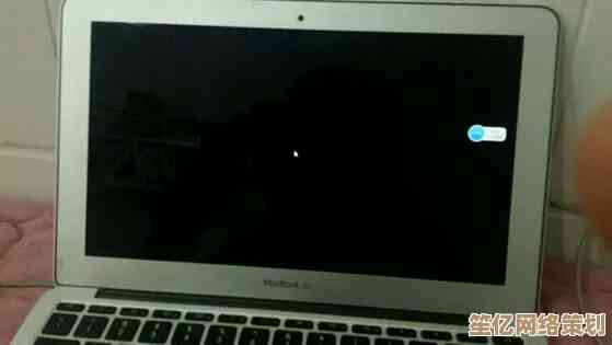 MacBook黑屏故障排除：安全重启方法及常见原因解析