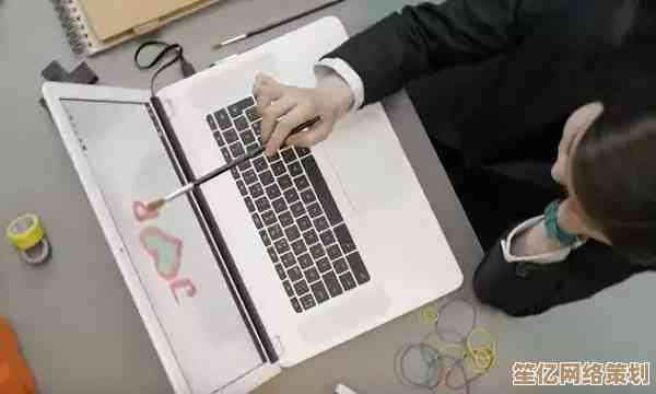沉浸于笔记本电脑的精美设计之中，感受现代科技带来的视觉震撼与美学享受