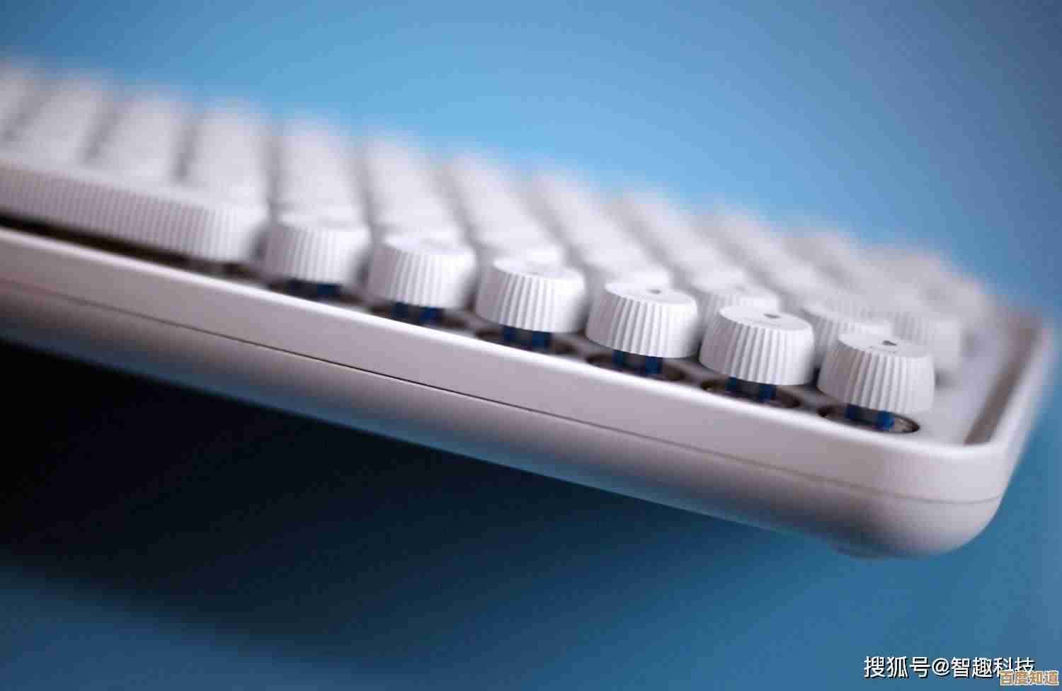 体验高性能机械键盘，享受每一次敲击的精准与流畅感！
