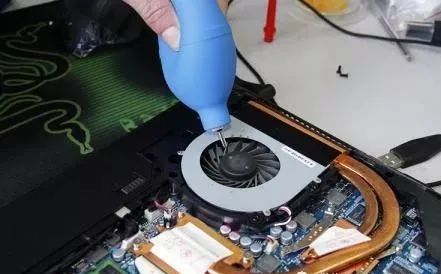 笔记本清灰指南：轻松去除积尘，恢复电脑流畅性能！