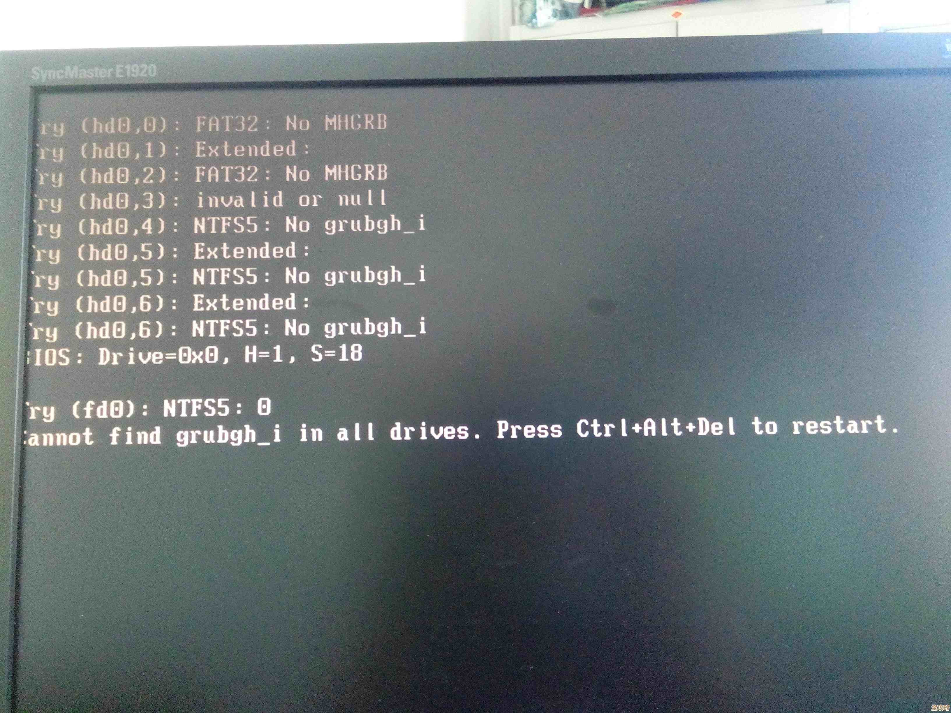 电脑黑屏紧急自救指南：快速排查问题并恢复屏幕显示