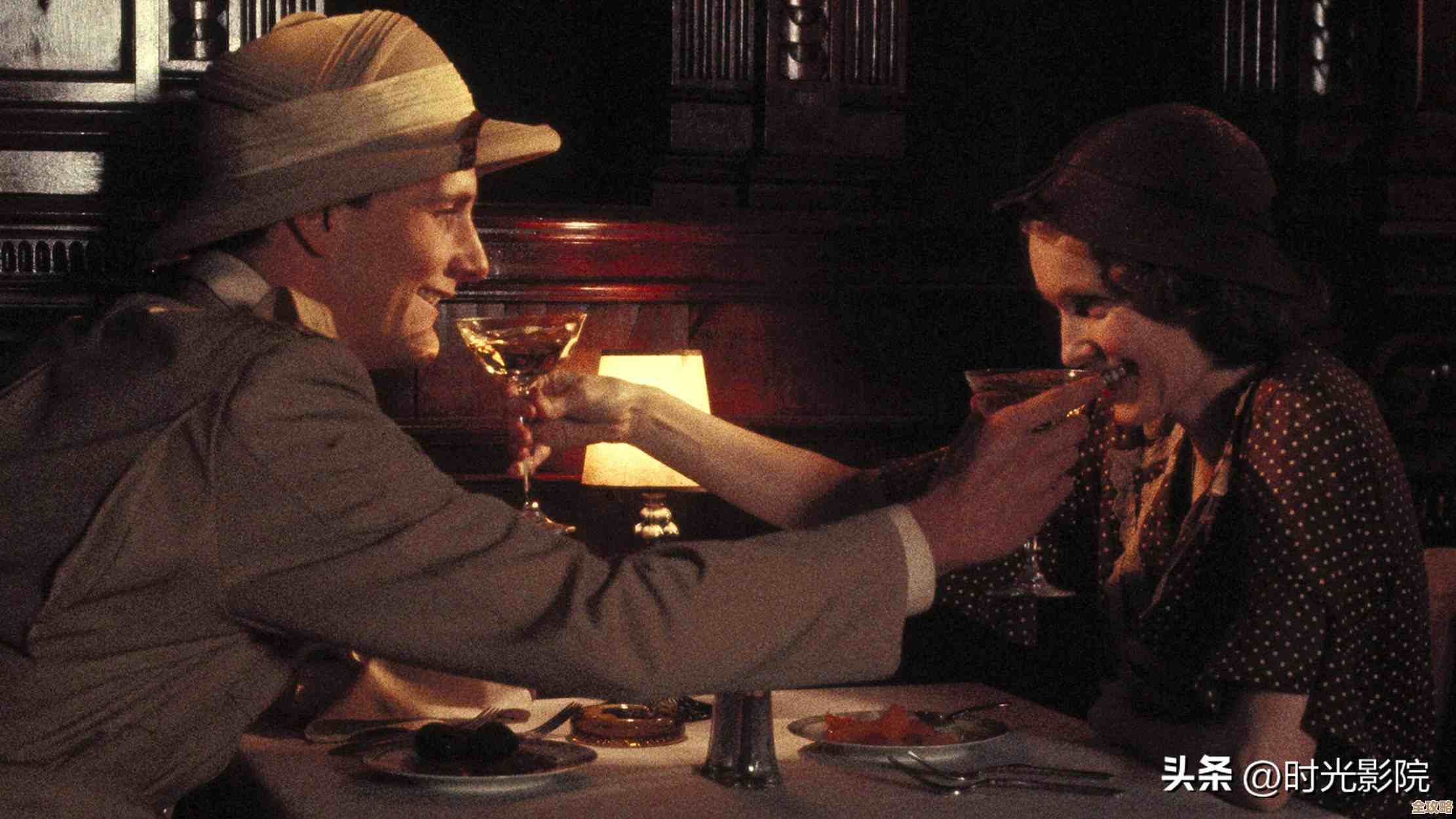 沉浸80s手机电影世界，领略经典老片的永恒魅力与复古风情