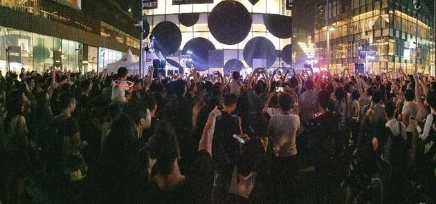 京彩湘莲带来快乐无界,湘潭快闪点亮三里屯街头气氛 京彩湘莲带来快乐无界,湘潭快闪点亮三里屯街头气氛