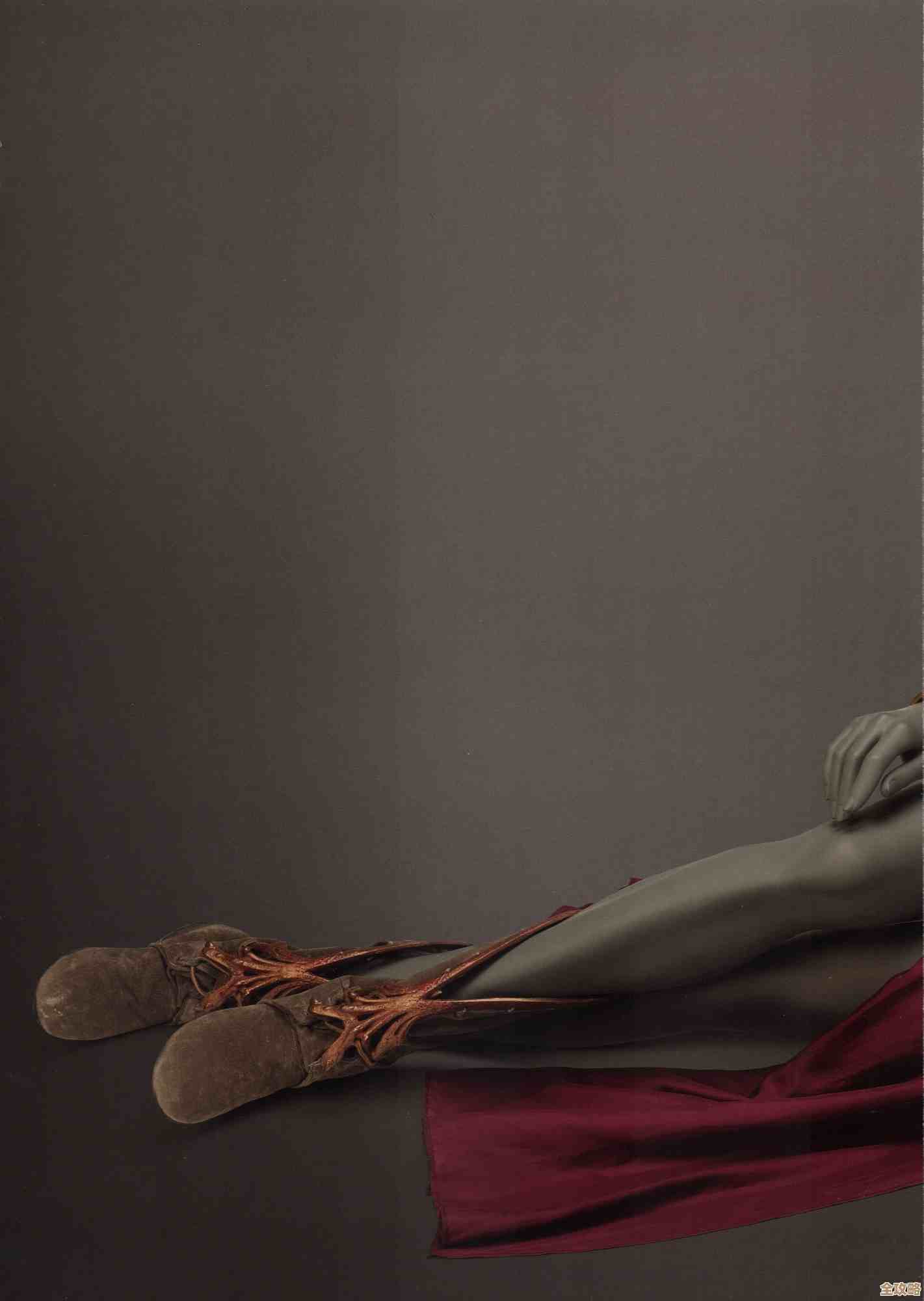 无期迷途首个四星装束剪影介绍，衣服风格看起来像是会有故事.